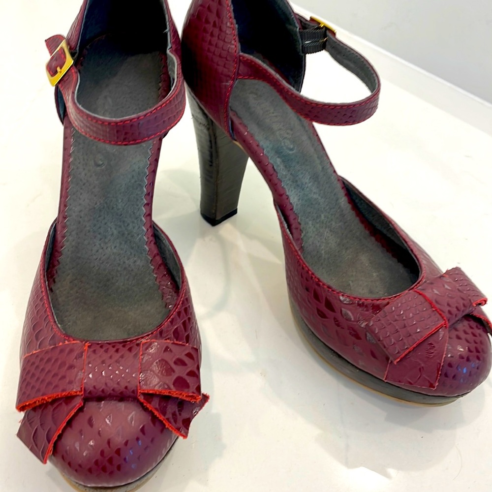 Caduto wine  Heels with platform w.  Sz 8.